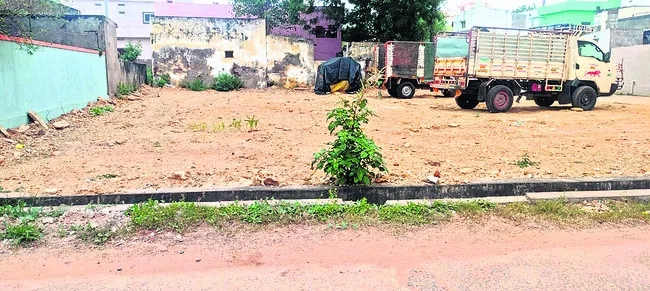 అధికారమే అండగా.. గ్రామకంఠం కబ్జాకు స్కెచ్‌ 