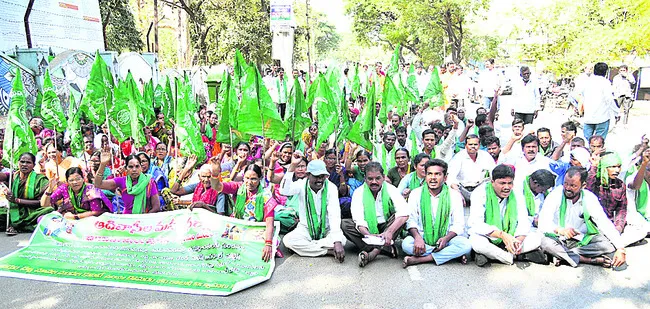 ఆదివాసీల ఆందోళన