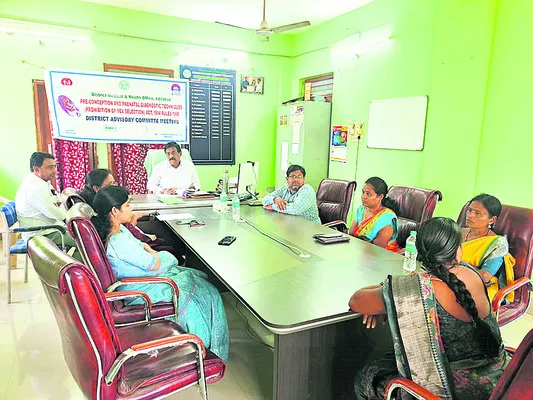 లింగ నిర్ధారణ చేస్తే కఠిన చర్యలు