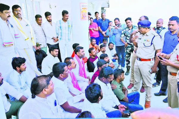 ఫ్లెక్సీల వార్‌..
