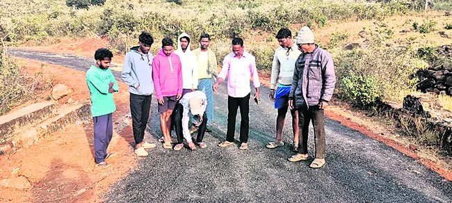 తారురోడ్డు పనుల్లో నాణ్యతకు తిలోదకాలు 