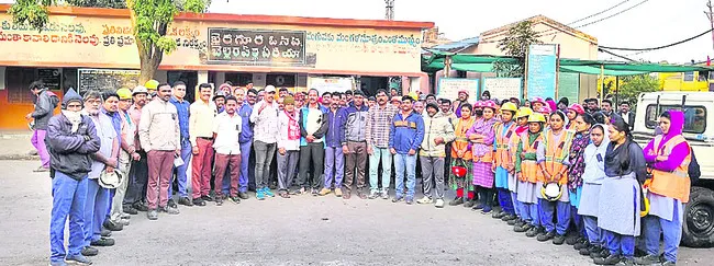 నల్లబ్యాడ్జీలతో   కార్మికుల నిరసన