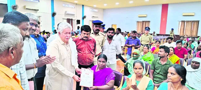 లబ్ధిదారులకు హక్కు పత్రాల పంపిణీ