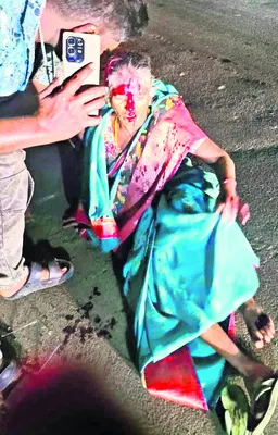 అధ్వాన రహదారిపై.. అదుపు తప్పి.. 