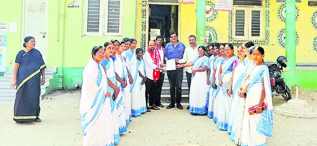 పెండింగ్‌ బకాయిలు వెంటనే చెల్లించాలి 