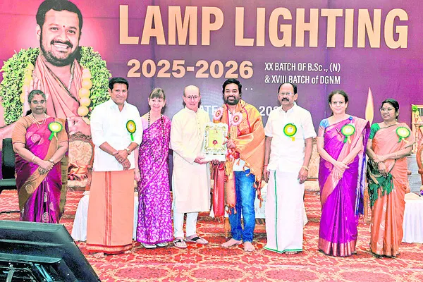 రోగులను ఆప్యాయంగా పలకరించాలి 