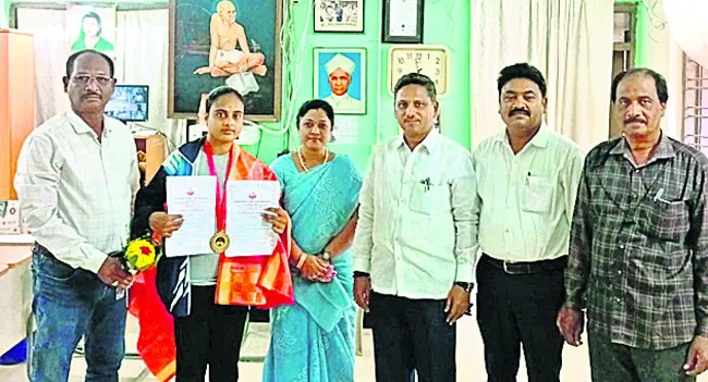 పవర్‌ లిఫ్టింగ్‌ పోటీల్లో గాయిత్రి ప్రతిభ 