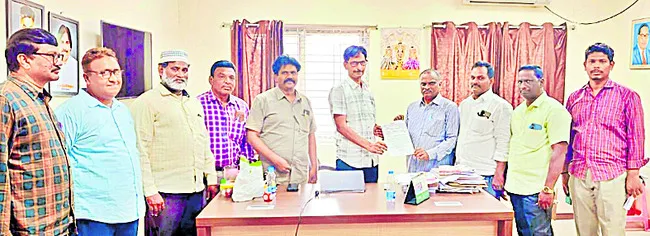 క్రిస్మస్‌ సెలవులు కుదించడం తగదు 