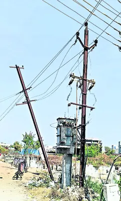 ఒరిగిన విద్యుత్‌ స్తంభం.. 