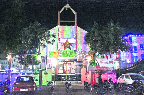 చర్చీల్లో క్రిస్మస్‌ కాంతులు
