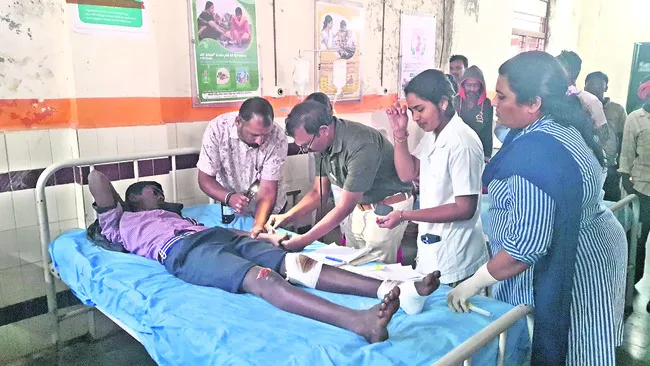 మద్నూర్‌లో స్కూల్‌ ఆటో బోల్తా 