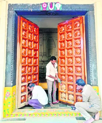 ముస్తాబవుతున్న శ్రీవారి ఆలయ ఉత్తర ద్వారాలు 