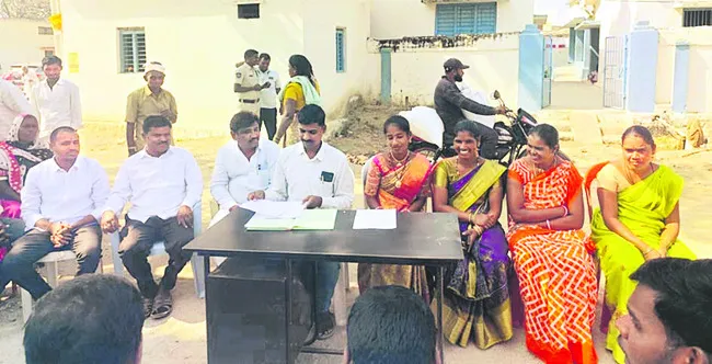 పోలేపల్లిలో కొనసాగుతున్న ’రంగుల రగడ’