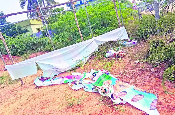 ఫ్లెక్సీలధ్వంసంతో రాజకీయ కక్షలకు ఆజ్యం