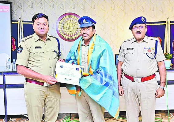 సమాజసేవలో పోలీసుల భాగస్వామ్యం అభినందనీయం 