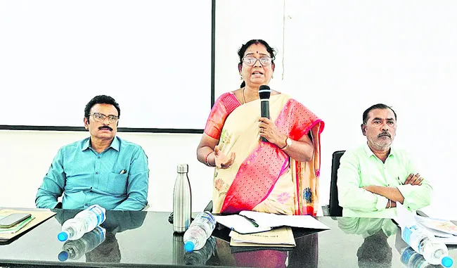 పంచాయతీ సిబ్బంది క్షేత్రస్థాయిలో ఉండాలి 