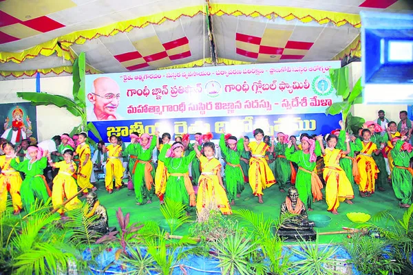 ట్రాక్టర్‌, బైక్‌ ఢీ.. ఒకరు మృతి
