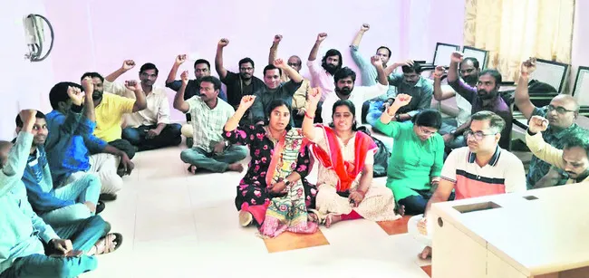 ట్రిపుల్‌ ఐటీలో అధ్యాపకుల నిరసన 