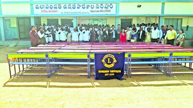 హైస్కూల్‌కు బెంచీల వితరణ