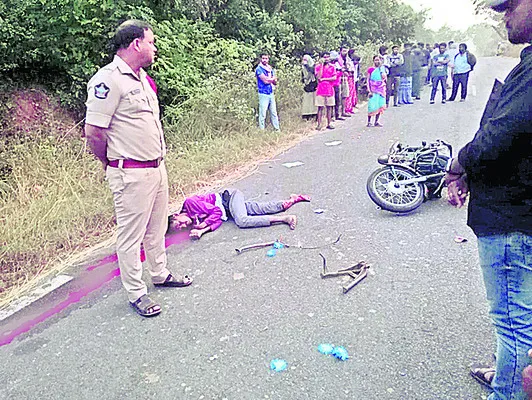 ద్విచక్ర వాహనాలు ఢీకొని ఒకరి మృతి