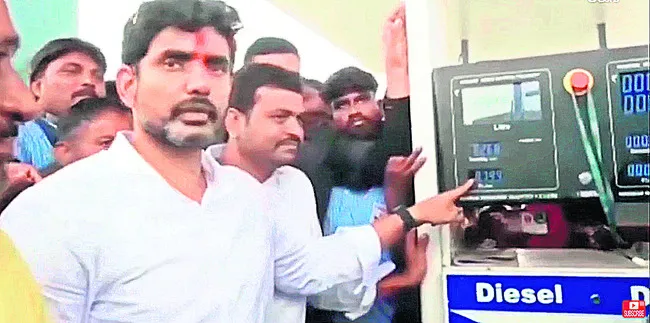 మొగిలి ఘాట్‌లో లారీ బోల్తా 
