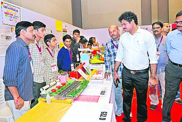 వైజ్ఞానిక ప్రదర్శనలో ప్రతిభ చాటాలి