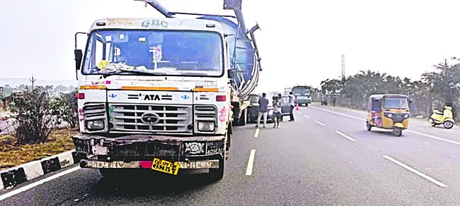 భారీ వాహనాన్ని ఢీకొన్న కారు 