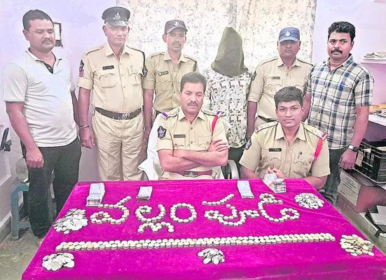 ఆలయాల్లో హుండీల చోరీని చేధించిన పోలీసులు