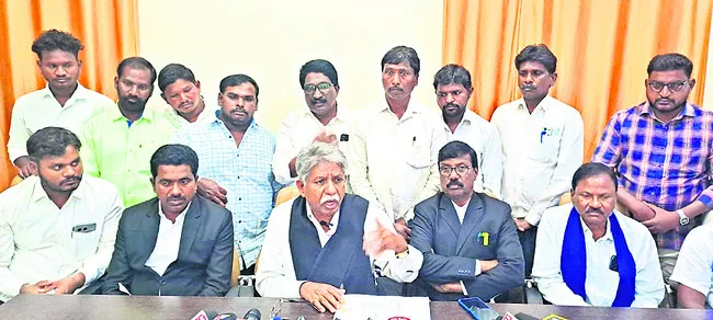 సూర్యాపేట ఎస్పీని బదిలీ చేయాలి