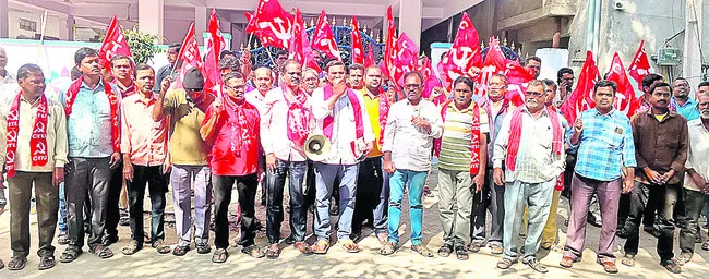 కూలి పెంచకుంటే వస్త్రోత్పత్తిని ఆపేస్తాం