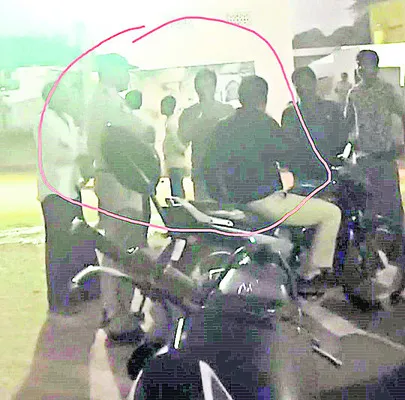 జగన్‌ ఫ్లెక్సీపై పోలీసుల అత్యుత్సాహం 