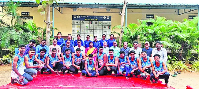 సీనియర్స్‌ ఖోఖో పోటీలకు జిల్లా జట్లు పయనం