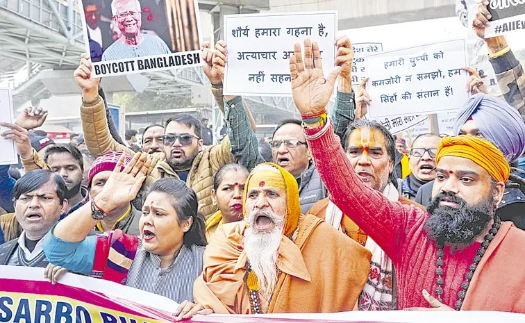 VHP and Bajrang Dal Clash With Police Near Bangladesh Missions