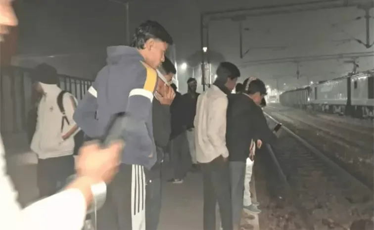 బైక్‌ను ఈడ్చుకెళ్లిన ట్రైన్‌.. ఐదుగురు దుర్మరణం