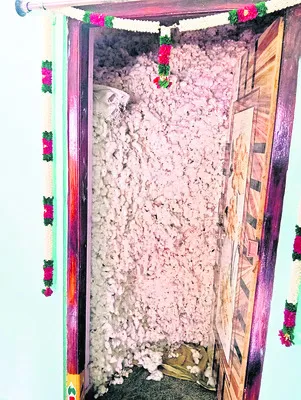 ఇళ్లలోనే పత్తి నిల్వలు