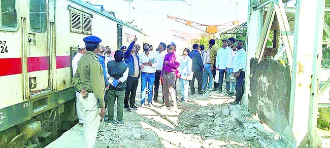 అభివృద్ధి పనుల్లో వేగం పెంచాలి