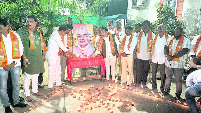 వాజ్‌పేయికి నివాళి