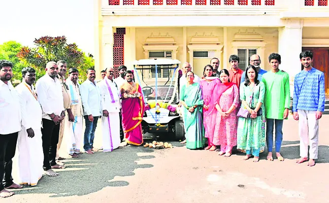 యాదగిరిగుట్టకు బ్యాటరీ వెహికిల్‌ అందజేత