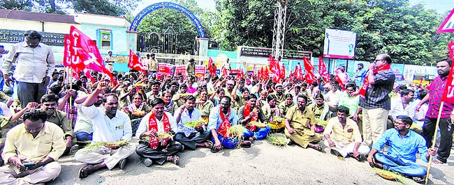 నెలలుగా వేతనాలు ఇవ్వకుంటే పస్తులుండాలా? 