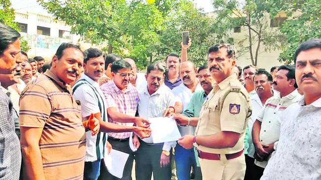 కెంపేగౌడ ఒక్కలిగర సంఘం ఆందోళన.. 