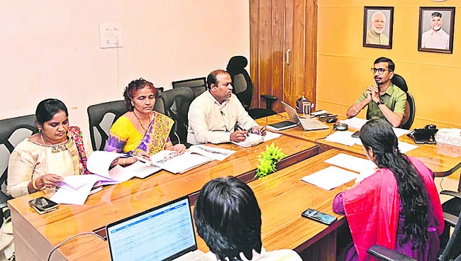 ప్రాజెక్టుల పనులు వేగవంతం చేయండి 