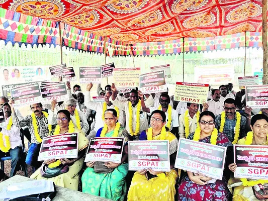 ప్రభుత్వం మొండివైఖరిని విడనాడాలి