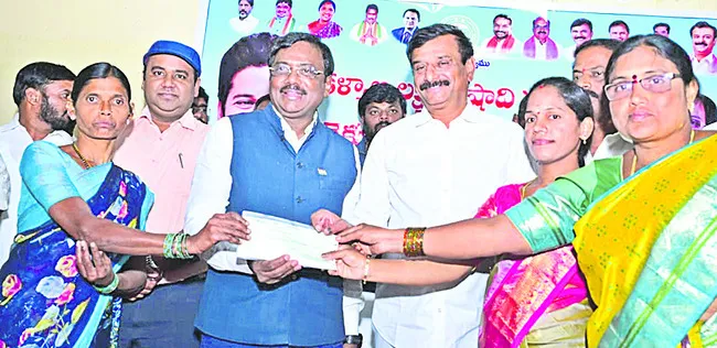 డిగ్రీ కళాశాల ఏర్పాటుకు కృషి