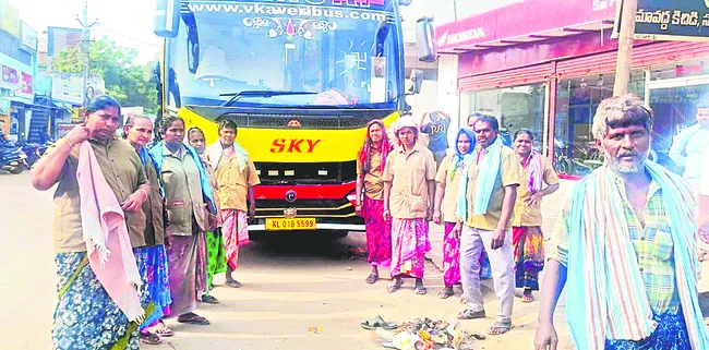 పంచాయతీ ట్రాక్టర్‌ను ఢీకొన్న ట్రావెల్‌ బస్సు 
