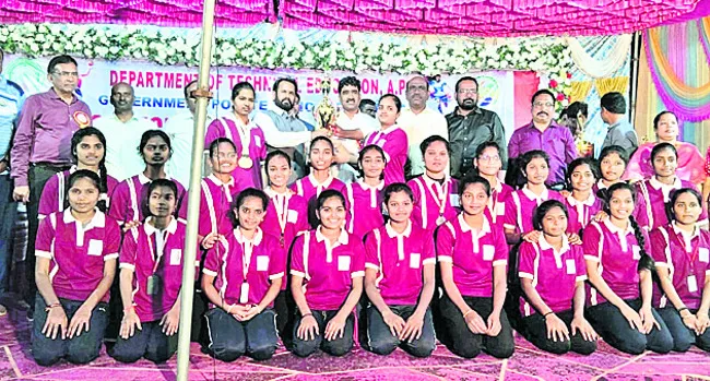 క్రీడాస్ఫూర్తితో ముందుకు సాగాలి 