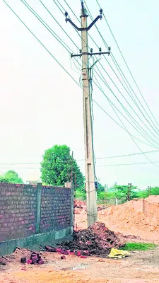 ఎట్టకేలకు తొలగిన విద్యుత్‌ తీగలు