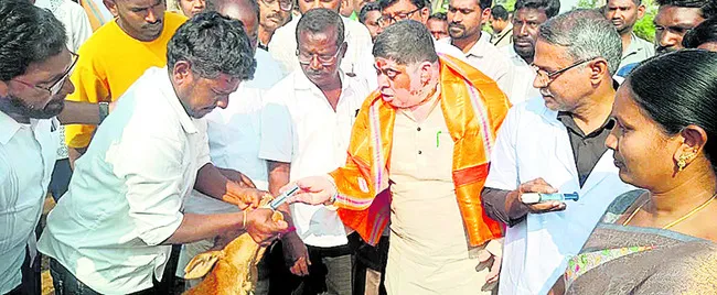 పాల ఉత్పత్తిలో అగ్రగామిగా నిలుద్దాం 