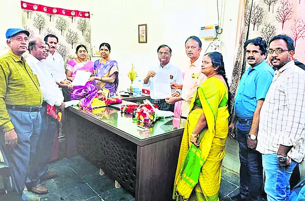 పలువురికి పదోన్నతులు 