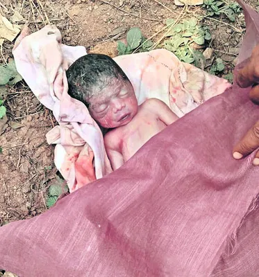 కంపచెట్లలో చిన్నారి  మృతదేహం