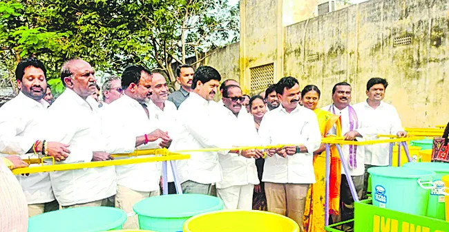 పుష్‌కాట్లను ప్రారంభించిన మంత్రి కొల్లు రవీంద్ర 